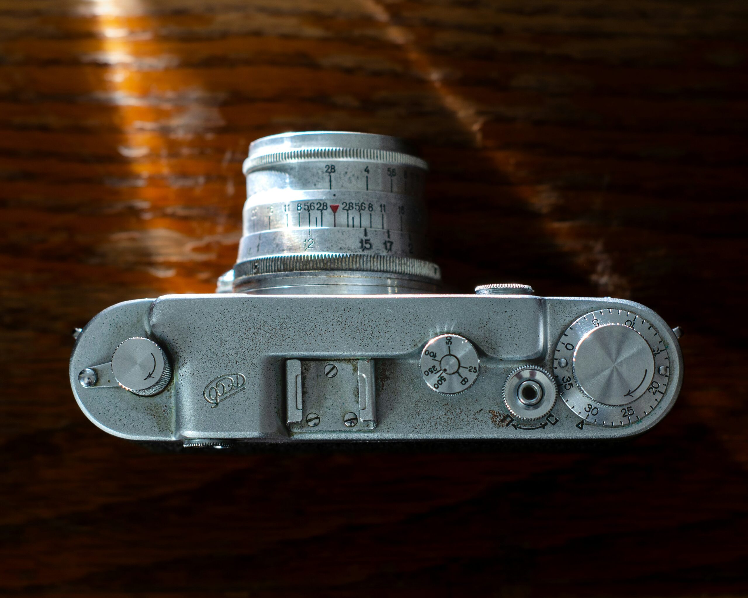 Polaroid fashion watch featuring a slim aluminum casing