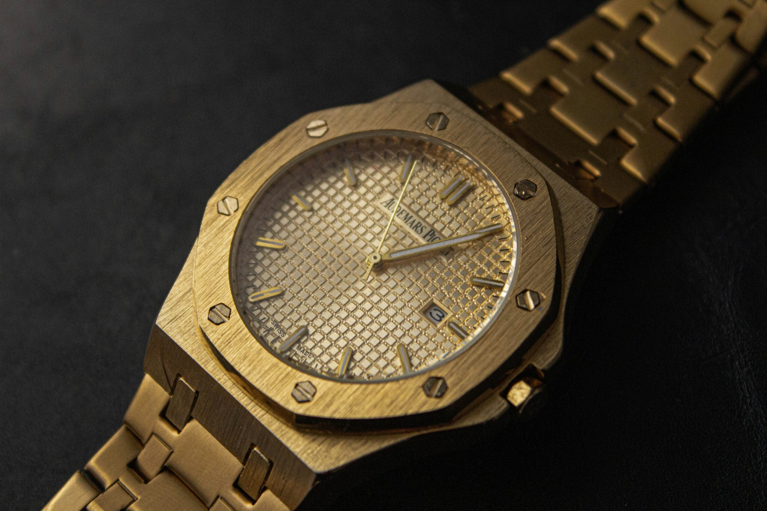 Comparison table of different materials used in gold alloy watches
