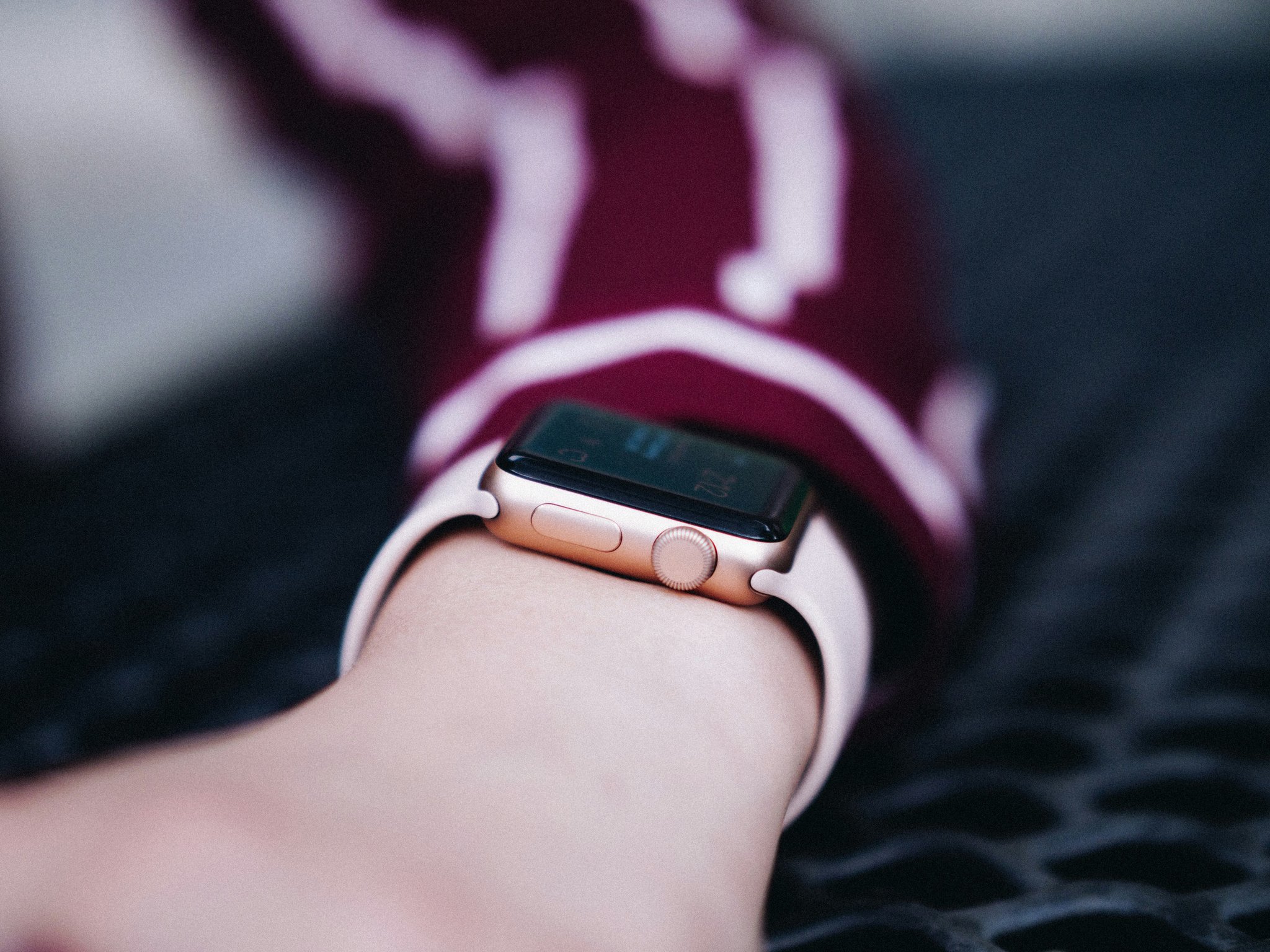 A fashion influencer wearing an Armani smartwatch paired elegantly with professional attire.
