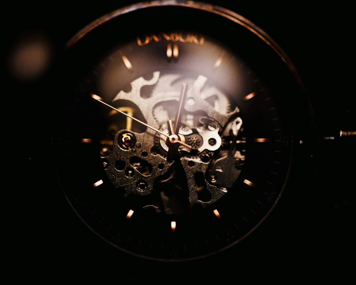 Infographic showing steps to select the ideal Longines watch including factors like strap material, dial size, and price range.