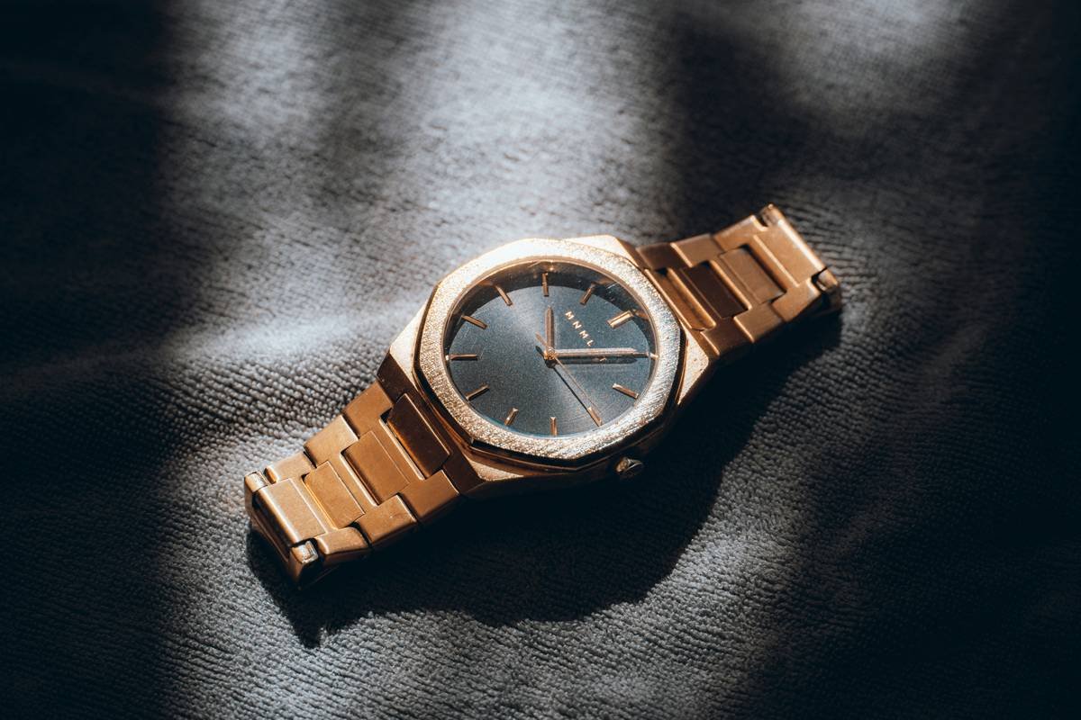 Chart comparing glow duration of Super-LumiNova, tritium gas tubes, and zinc sulfide paints in fashion watches