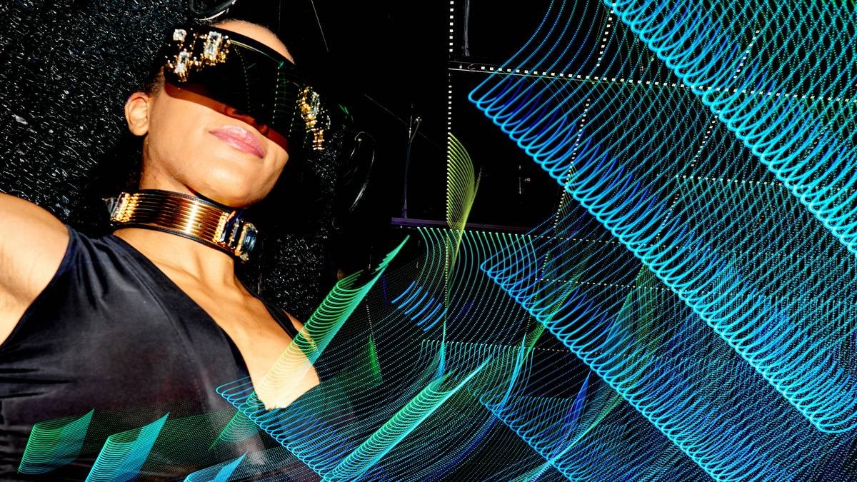 Infographic: 2024 data on expressive watch face usage by age group, platform, and emotional triggers