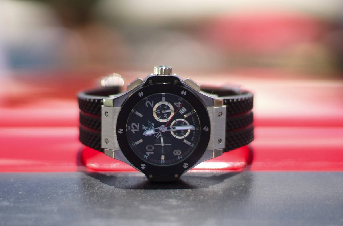 Infographic showing evolution of Tiffany watch designs from 1900s to 2024, highlighting key models like Atlas, T, and East-West