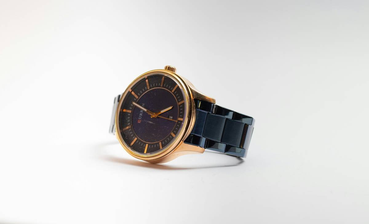 Bar chart comparing fashion watch brands by smartphone compatibility, battery life, and style rating (Withings, Fossil, Apple Watch Hermès, Samsung Galaxy Watch5 Classic)