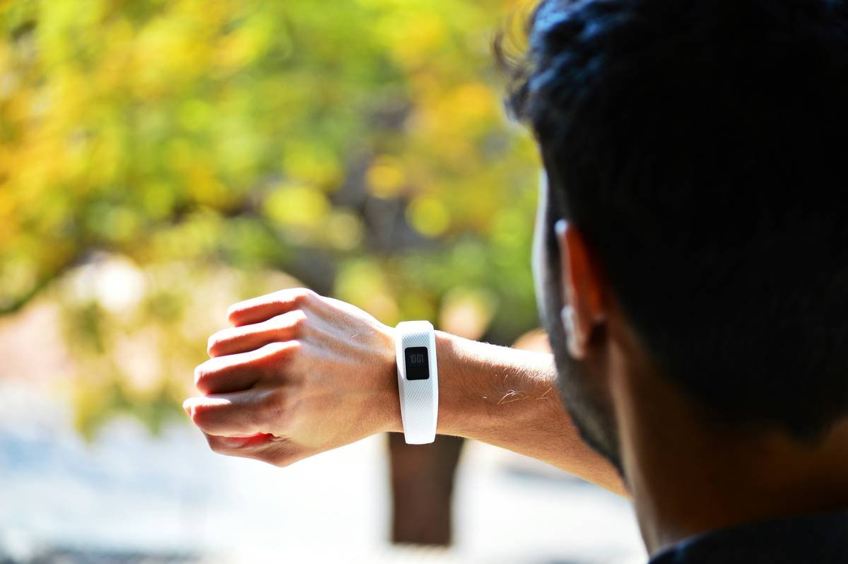 Bar chart comparing heart rate accuracy of top smart watches during HIIT, cycling, and running