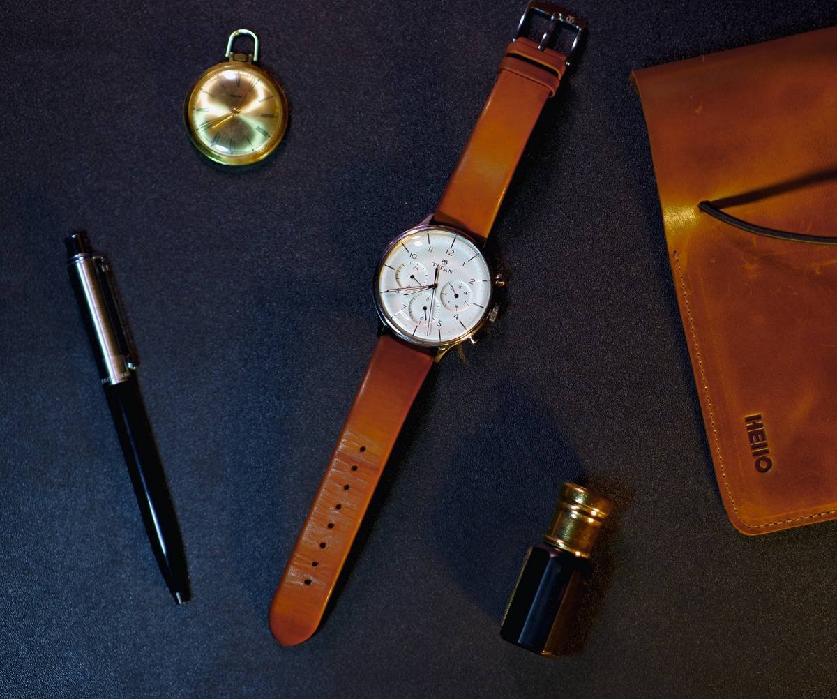 Bar chart showing 2024 fashion watch trends: 38% minimalist ceramic, 29% gender-neutral designs, 22% vintage reissues, 11% tech-integrated