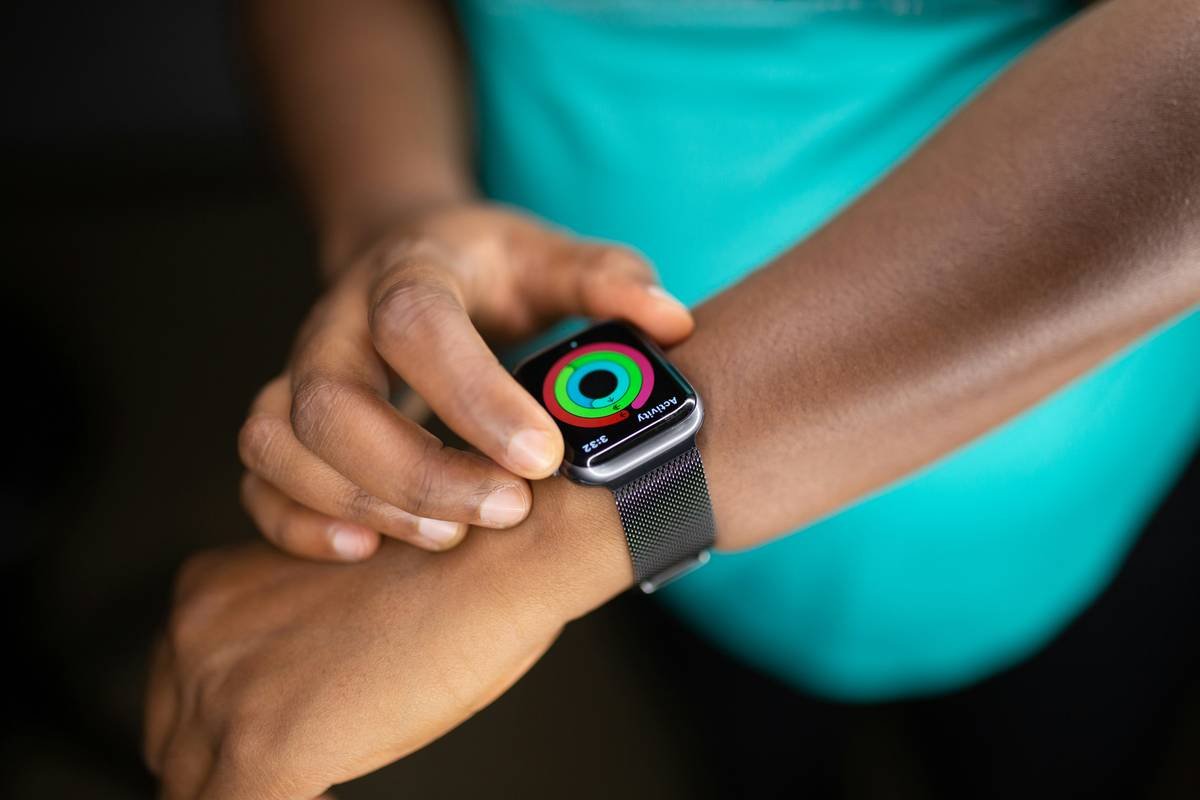 Bar chart showing growth of hybrid fashion smartwatches vs traditional smartwatches from 2020 to 2023