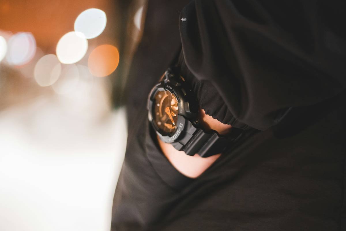 Bar chart showing rise in analog streetwear watch sales vs. smartwatches among Gen Z and millennials from 2020-2024