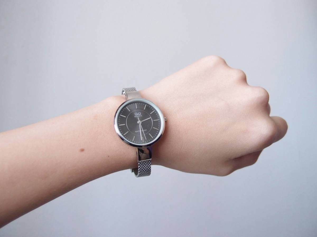 Bar chart showing user drop-off rates vs. app load time on luxury smartwatches, 2023