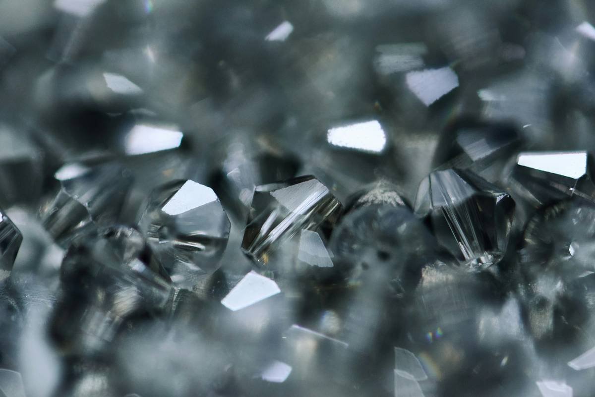 Comparison chart of watch crystal materials ranked by Mohs hardness scale showing sapphire at 9, mineral glass at 5-6, and acrylic at 3