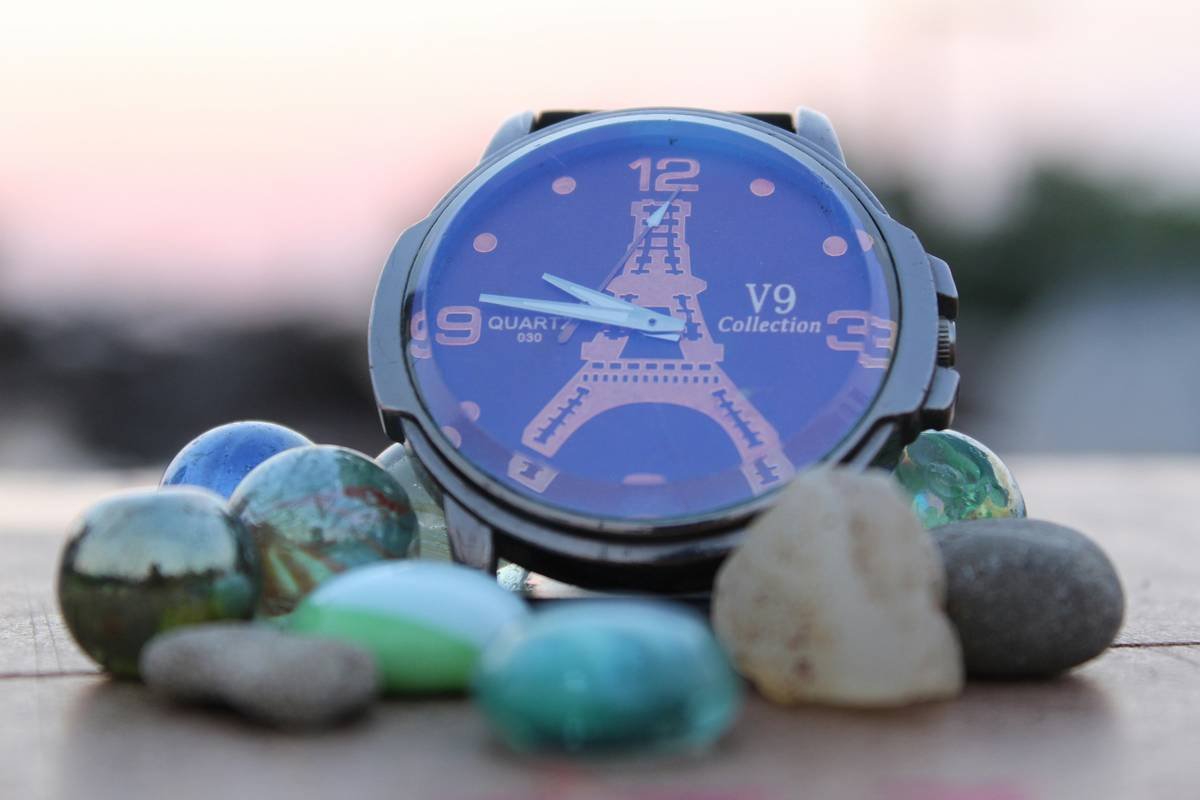 Diagram showing three bold color blocking watches: one with cobalt/tangerine dial, one with emerald/mustard, and one with violet/saffron—each labeled with Pantone codes and contrast ratios