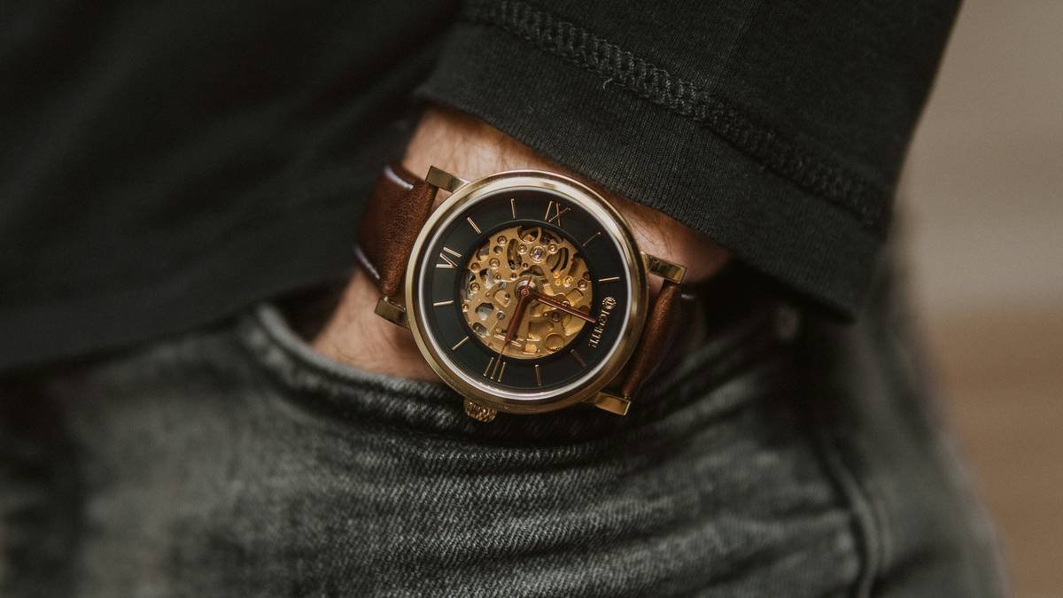 Infographic comparing fashion watches vs luxury watches vs smartwatches by price, materials, and primary function in 2024