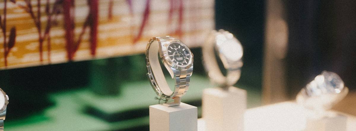 Infographic comparing Rado's high-tech ceramic vs. stainless steel in weight, hardness, and CO2 emissions
