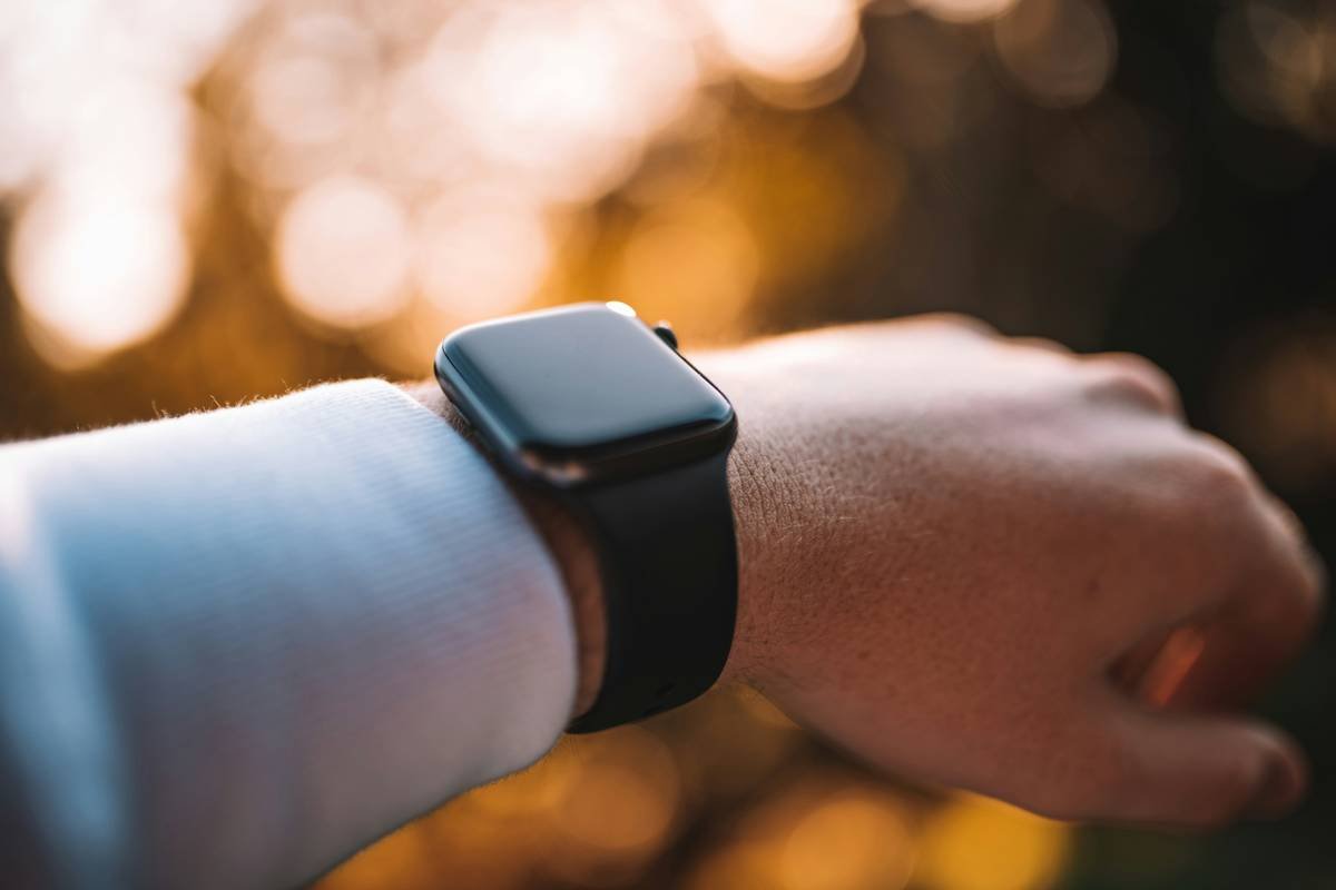 Infographic showing 2023 smartwatch market split: 62% fashion-driven luxury segment vs. 38% performance/fitness-focused