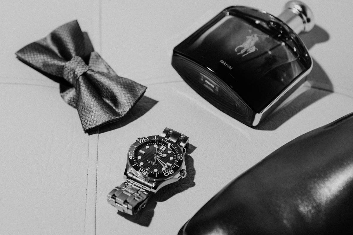 Infographic showing top 2024 fashion watch trends: minimalist dials (68%), rose gold cases (52%), leather & NATO straps (47%), and hybrid smart features (39%)
