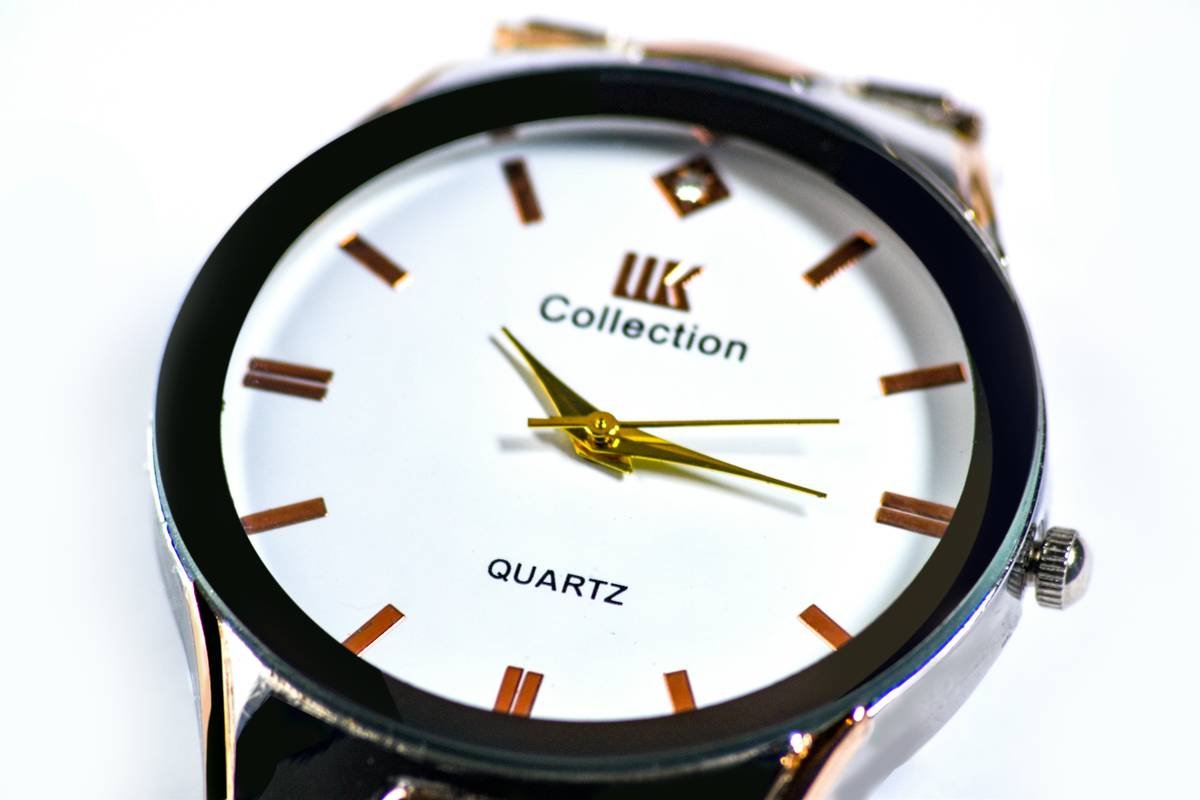 Infographic showing 2025 trends in Guess girl fashion watches: top colors (rose gold, iridescent white, matte black), strap materials (recycled resin, vegan leather, stainless steel), and dial sizes (26mm, 32mm, 36mm)