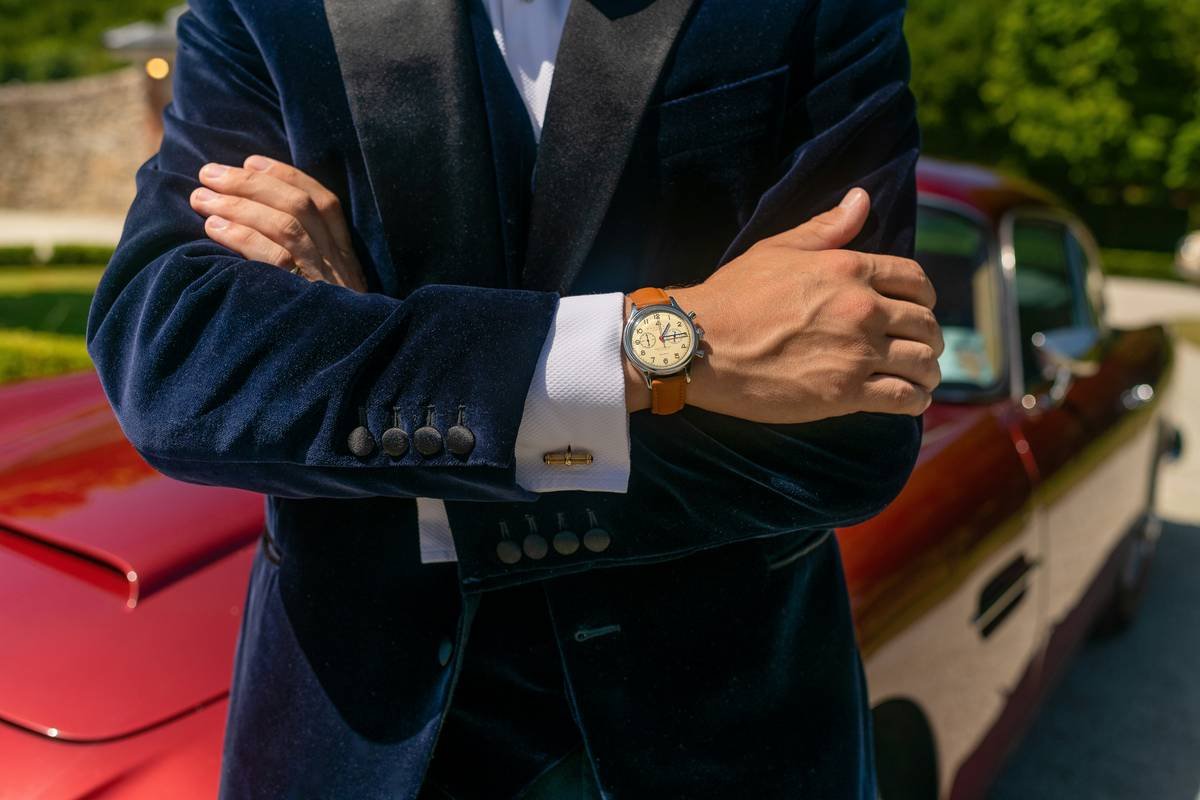 Bar chart showing global fashion watch sales growth from 2020–2024, with 2023 peaking at $26.3B