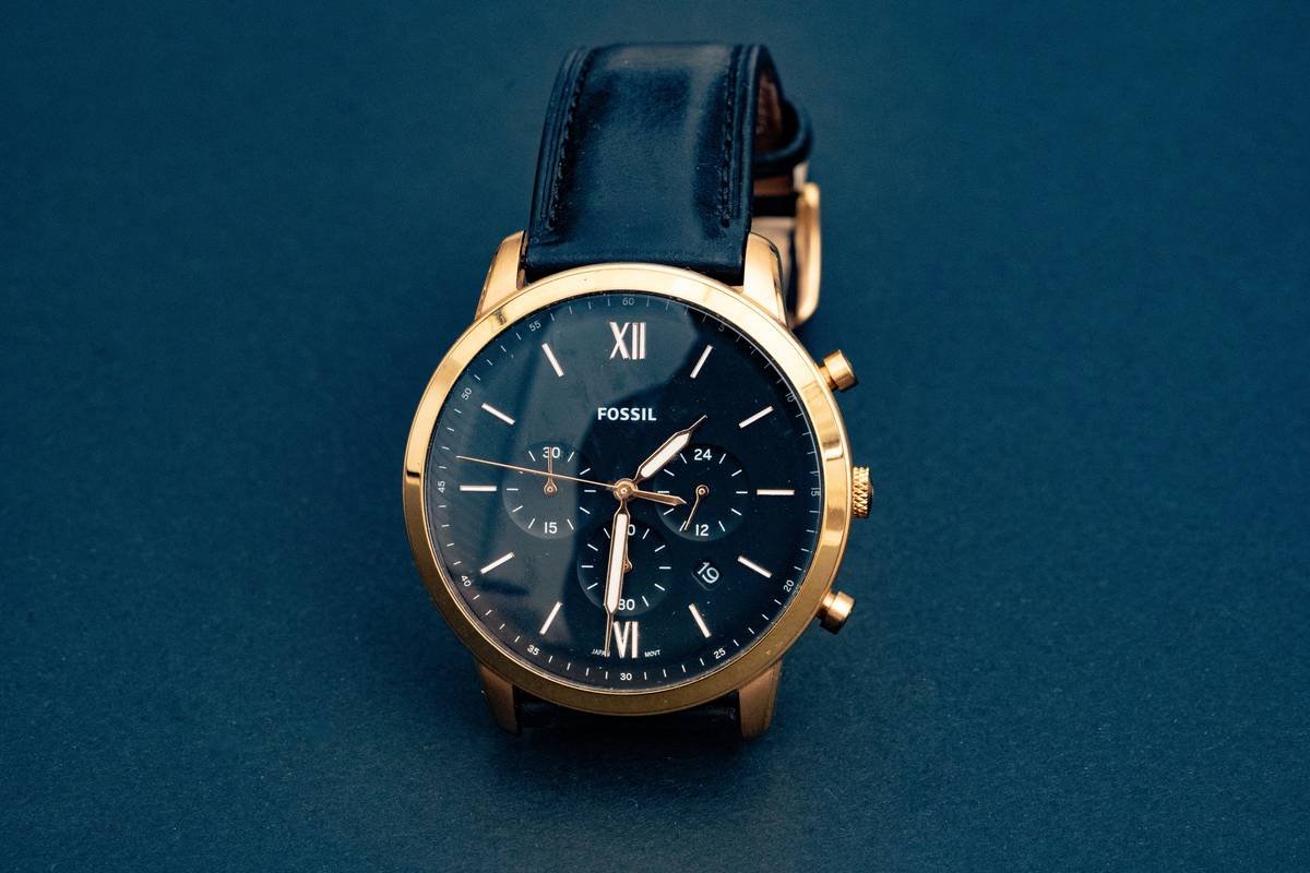 Bar chart showing growth in women's luxury watch sales from 2018 to 2023, peaking at 55% of total market share.