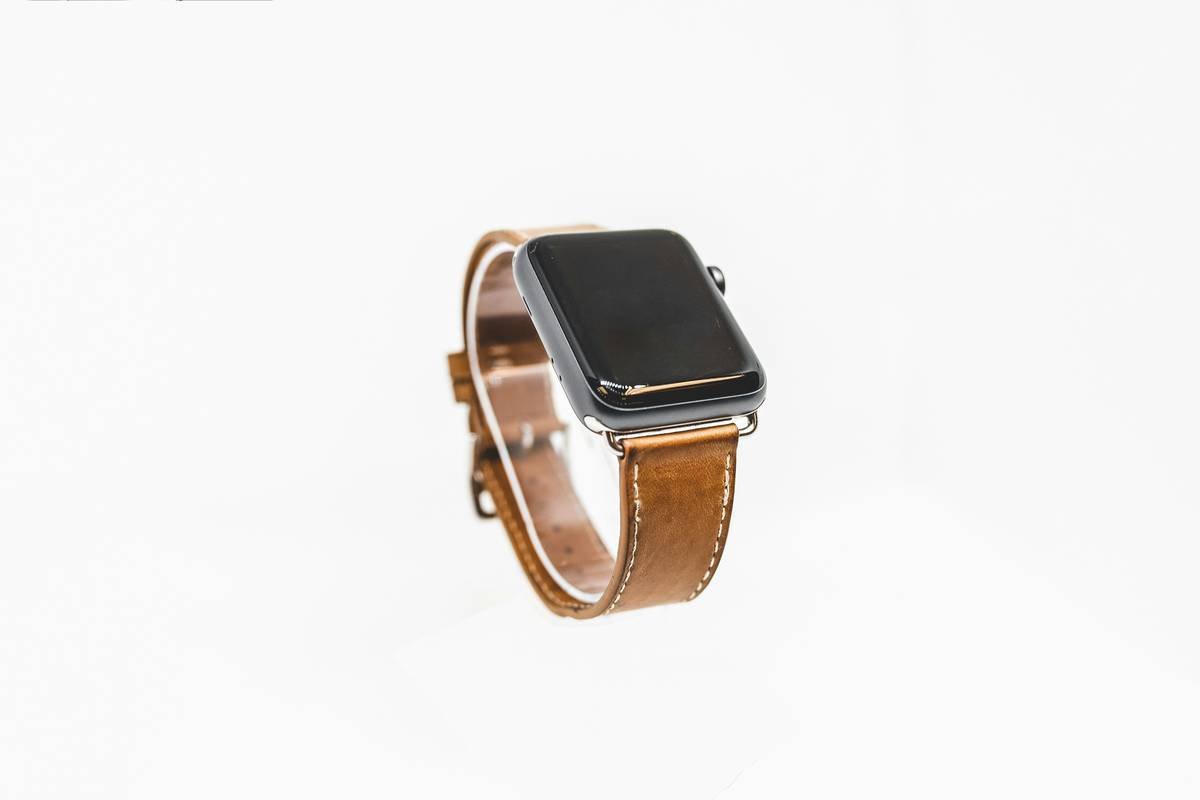 Bar chart showing growth of hybrid smart fashion watches market from 2020-2024, with labels for key brands like TAG Heuer Connected, Montblanc Summit, and Withings ScanWatch