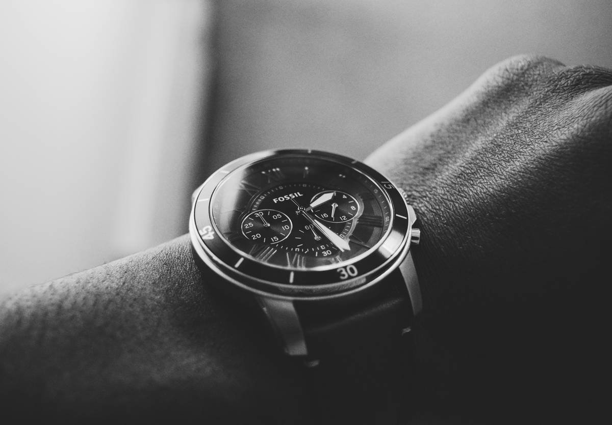 Comparison chart of common casual watch materials: stainless steel, titanium, ceramic, and resin—with weight, durability, and price metrics