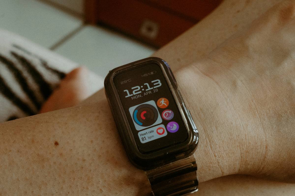 Comparison chart showing accuracy gaps between fashion smartwatches and medical-grade trackers in heart rate, sleep staging, and SpO2 metrics