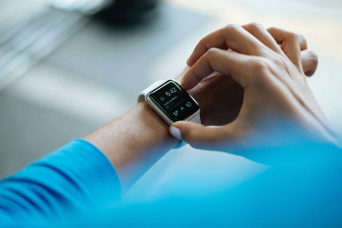 Comparison chart: Traditional fashion watches vs. functional smart fashion watches showing battery life, features, and design ratings