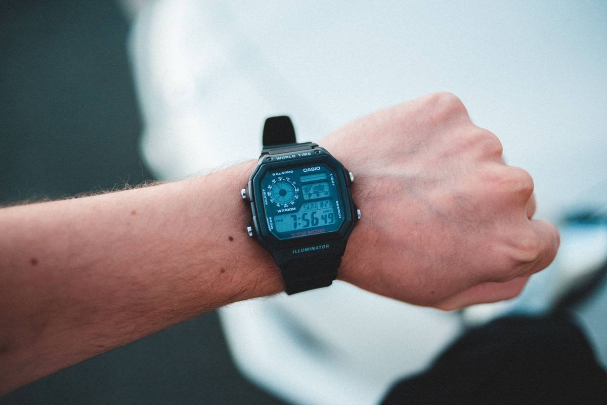 Infographic comparing accuracy, battery life, and design ratings of 8 popular digital watches for women in 2024