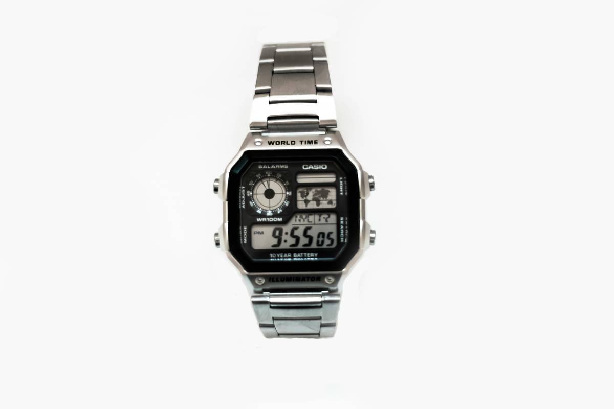 Infographic showing 2024 fashion watch trends: minimalist dials (42%), interchangeable straps (38%), gold-tone metals (29%), hybrid functionality (55%)