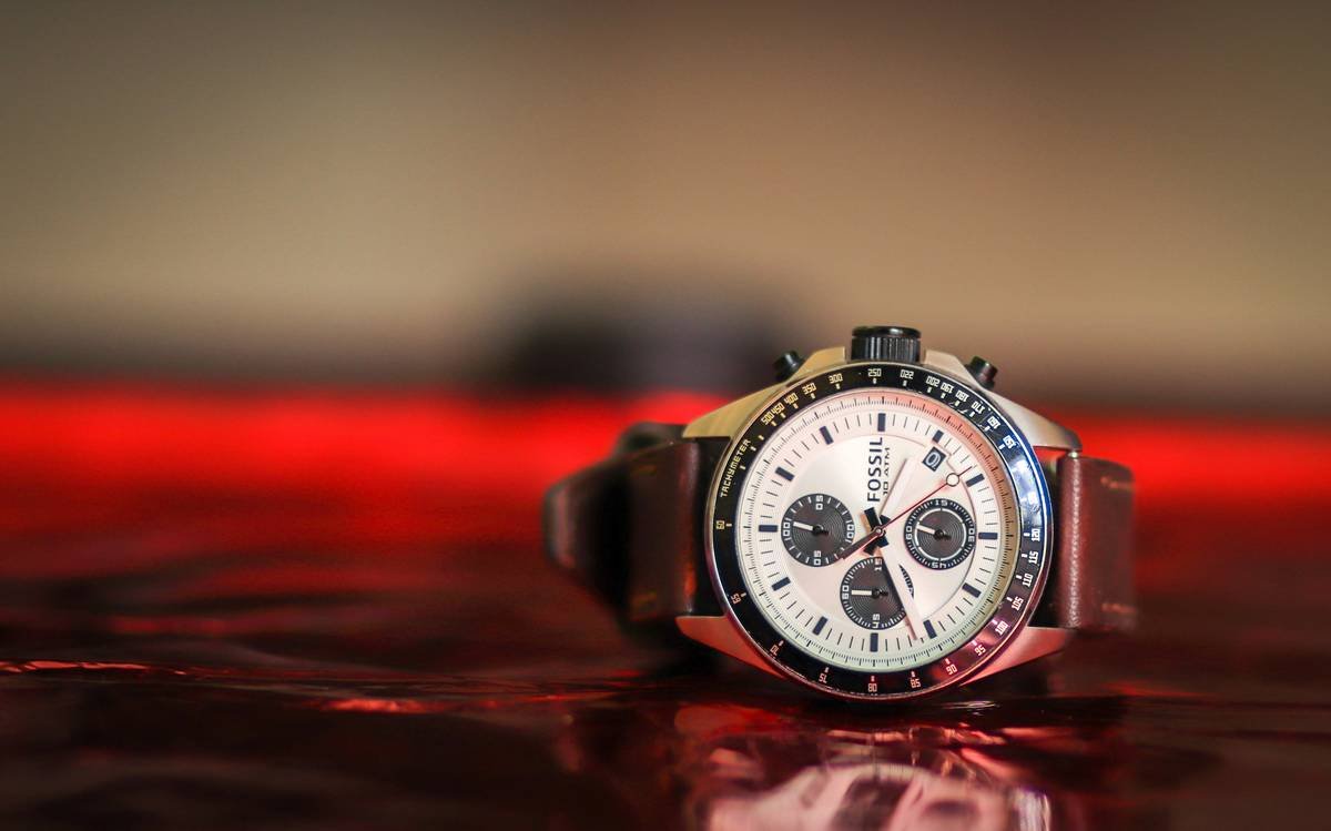 Infographic showing 2024 fashionable women's watches trends: top styles include minimalist round dials (42%), sustainable materials (28%), colored straps (20%), and hybrid smart-fashions (10%)