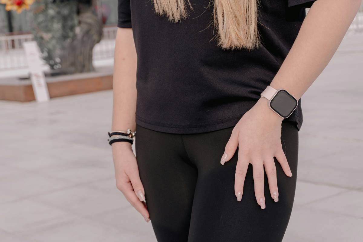 Infographic showing 2024 wearable tech trends: 68% of women 18-34 wear watches daily; top styles include minimalist dials, rose gold cases, and hybrid smart features