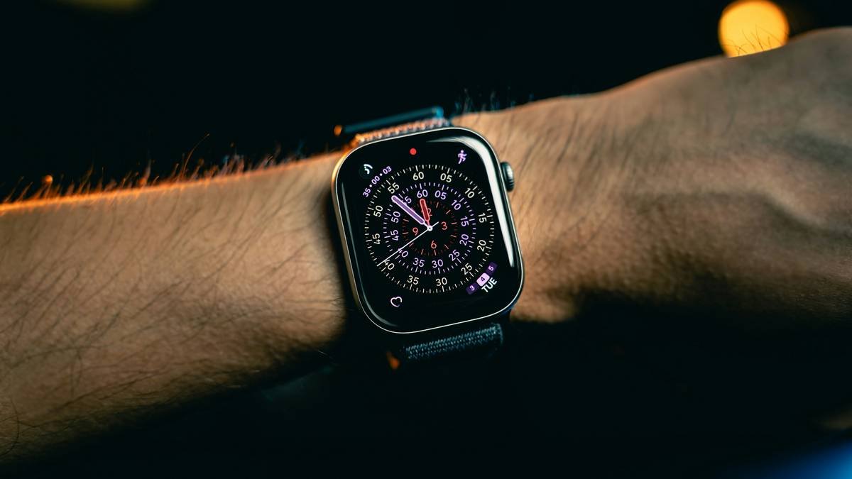 Infographic comparing materials used in quality digital watches for men: sapphire vs mineral glass, titanium vs stainless steel, rubber vs silicone straps