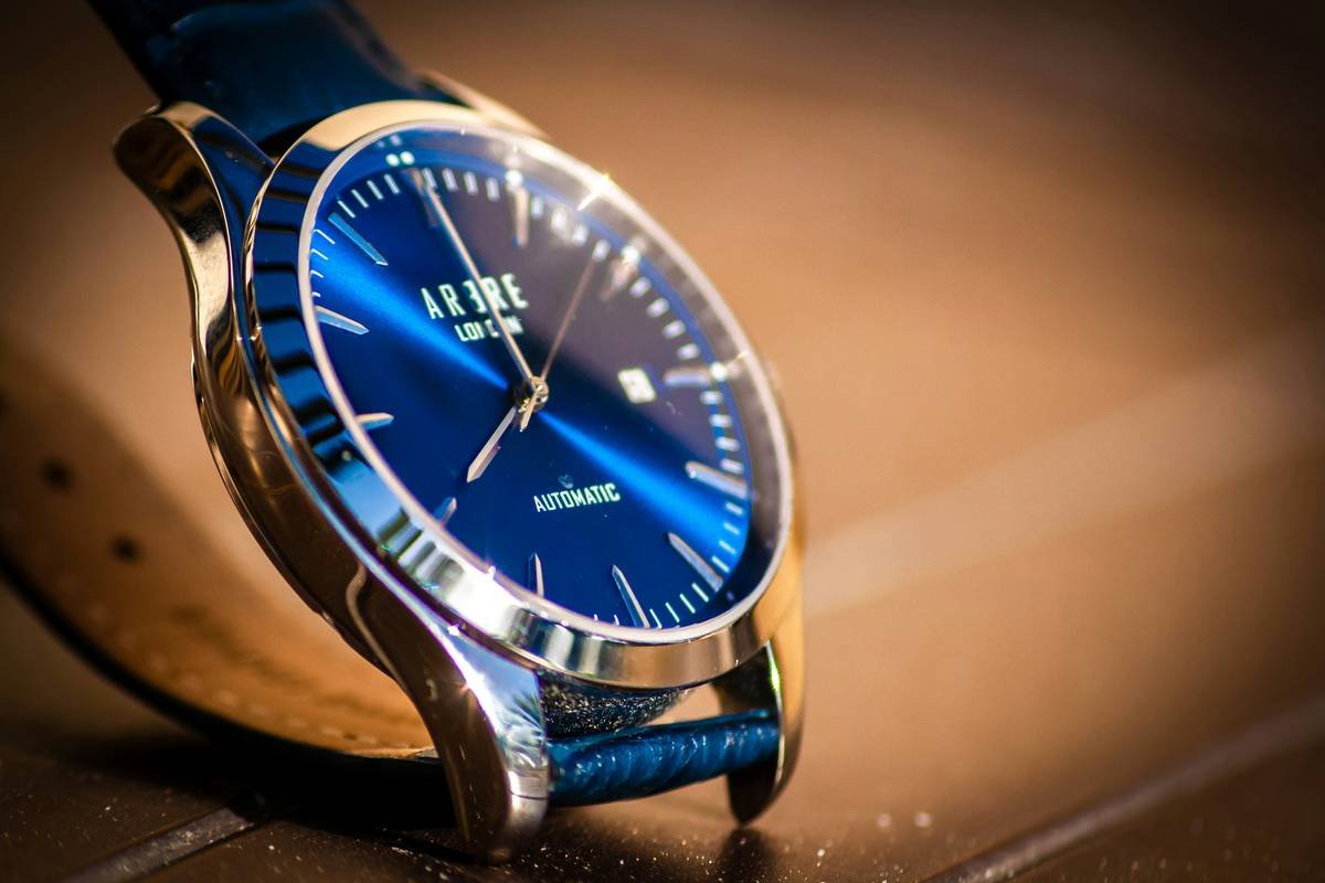 Comparison of sapphire crystal watches versus mineral glass under impact stress